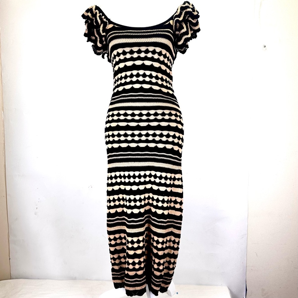 Design365 Woven Black and Cream scalloped Women's Dress flare layered sleeves